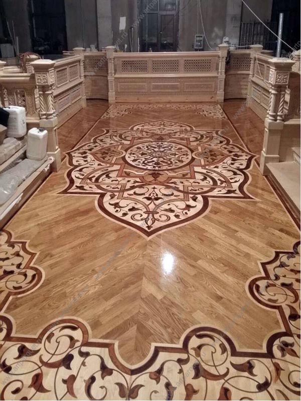 Паркетный пол и деревянная резьба